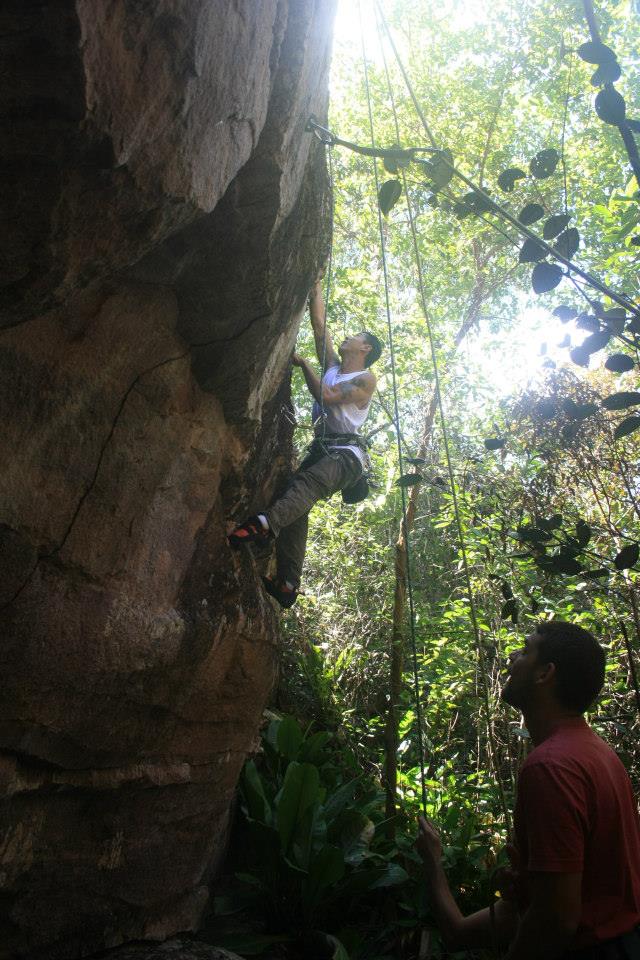 Não lembro o nome da via, mas uma levemente negativa e muito boa! Foto: Dani Ghizzi e Leo